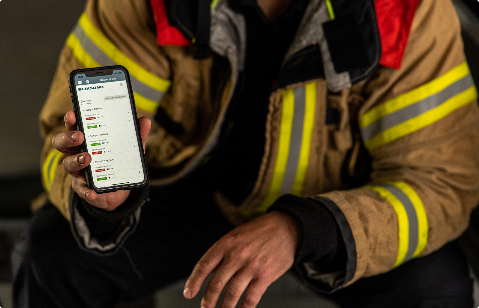 Firefighter shows off the operational professional system GRID on a smartphone
